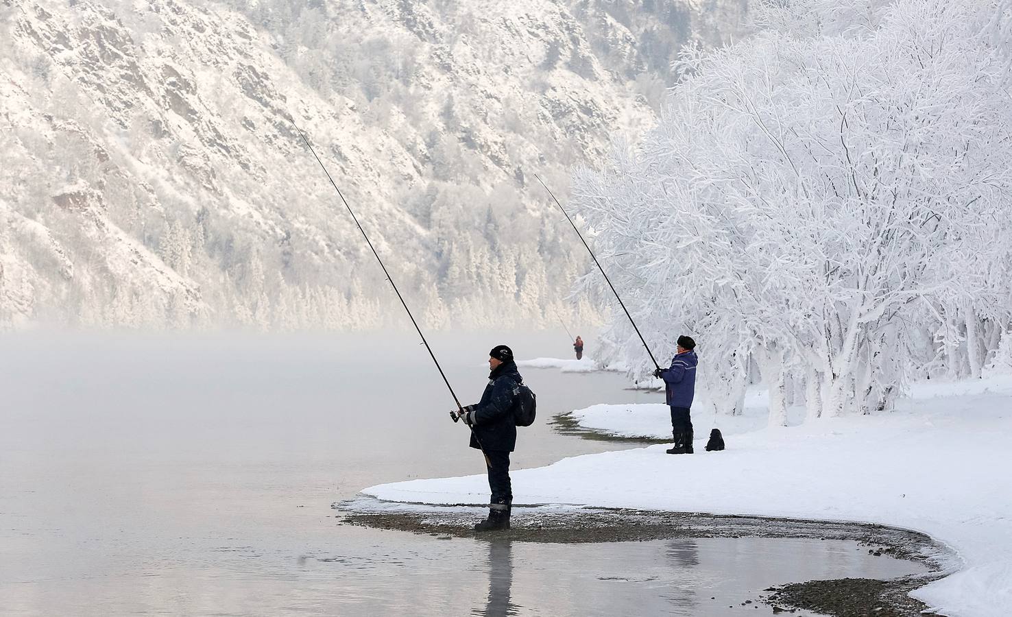 El Yeniséi es el principal río de Siberia. Su extensión de 4.093 kilómetros hasta desembocar en el Ártico lo convierte en uno de los más largos del mundo. Aunque hay numerosas leyendas sobre el origen de la palabra Yeniséi, la mayoría se inclina por «agua grande» o «río madre.» Sea como fuere, las temperaturas extraordinariamente bajas de las regiones por las que discurre le proporcionan una belleza inusual. Las fotografías están tomadas en la región de Karasnoyarsk, a unos 30 grados bajo cero.