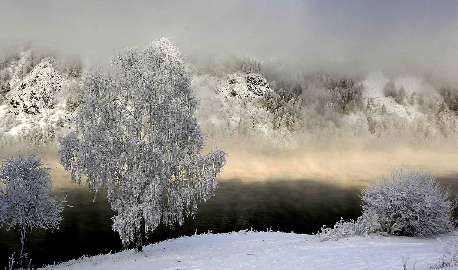 El Yeniséi es el principal río de Siberia. Su extensión de 4.093 kilómetros hasta desembocar en el Ártico lo convierte en uno de los más largos del mundo. Aunque hay numerosas leyendas sobre el origen de la palabra Yeniséi, la mayoría se inclina por «agua grande» o «río madre.» Sea como fuere, las temperaturas extraordinariamente bajas de las regiones por las que discurre le proporcionan una belleza inusual. Las fotografías están tomadas en la región de Karasnoyarsk, a unos 30 grados bajo cero.