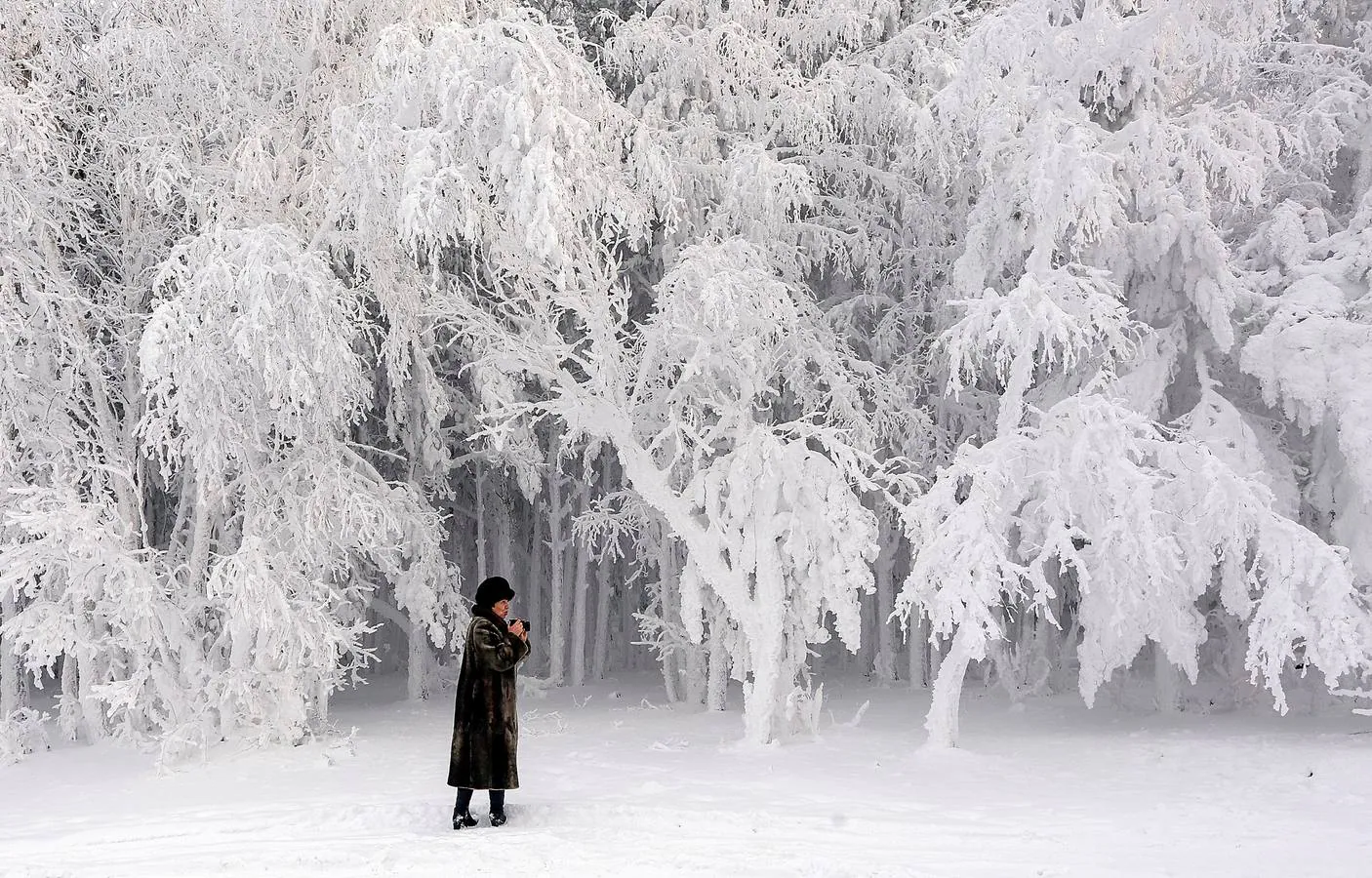 El Yeniséi es el principal río de Siberia. Su extensión de 4.093 kilómetros hasta desembocar en el Ártico lo convierte en uno de los más largos del mundo. Aunque hay numerosas leyendas sobre el origen de la palabra Yeniséi, la mayoría se inclina por «agua grande» o «río madre.» Sea como fuere, las temperaturas extraordinariamente bajas de las regiones por las que discurre le proporcionan una belleza inusual. Las fotografías están tomadas en la región de Karasnoyarsk, a unos 30 grados bajo cero.