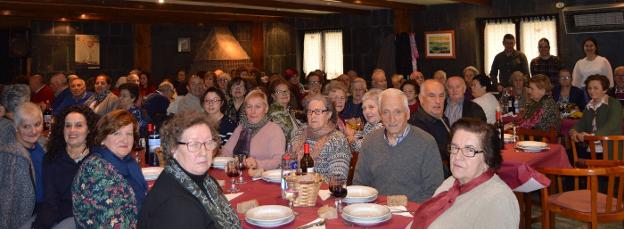 Los participanes de los talleres de memoria celebraron ayer la comida navideña. 
