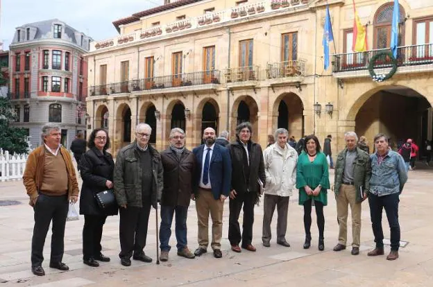 Los miembros de la junta directiva de la SOF, con los concejales del Grupo Popular. 