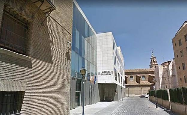 Una mujer divorciada, condenada a abandonar la casa familiar tras ser pillada por un detective disfrutándola con otra pareja