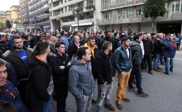 Protesta de los trabajadores, ayer, en Oviedo.