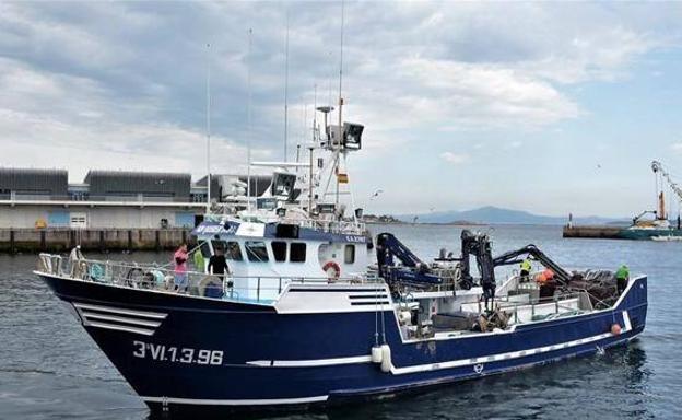 Embarcación accidentada en la costa gallega.