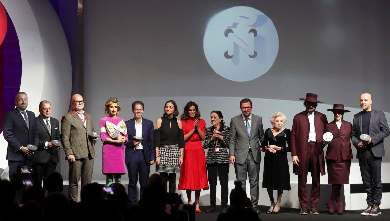 El elegante conjunto que Letizia escogió para acudir al acto de entrega de Premios de la Moda española perteneció en su día a la reina Sofía, quien ya lo había lucido hace más de treinta años. 
