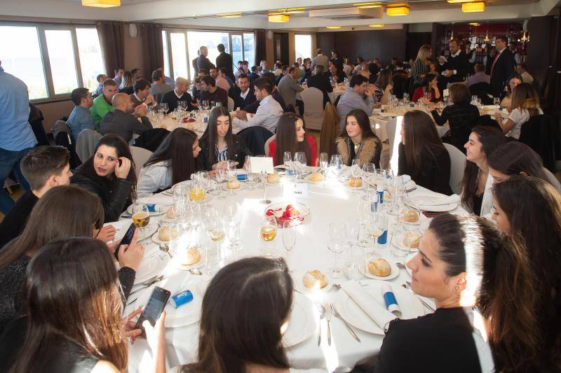 El equipo rojiblanco celebró, este miércoles, en el restaurante Bellavista de Gijón, su tradicional comida de Navidad, en la que participaron las primeras plantillas masculina y femenina, así como la del filial.