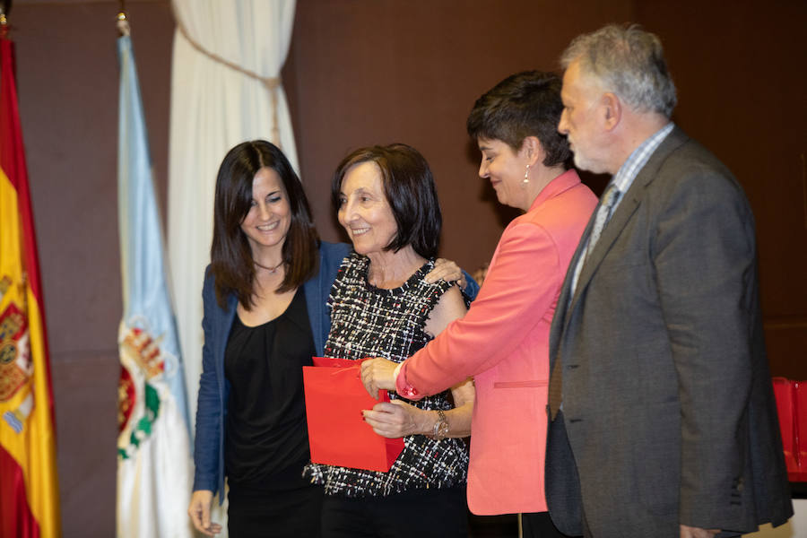 La enfermera Carmen Díaz Fernández recoge su bolsa. En ella había una copia del cortometraje 'Jubilatis prematurum', un diploma conmemorativo y una insignia del Área Sanitaria III. 