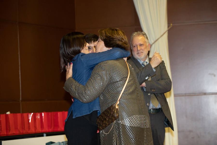 Ana Suárez Guerra saluda efusivamente a María Jesús García González, del equipo de Auxiliares de Enfermería. 