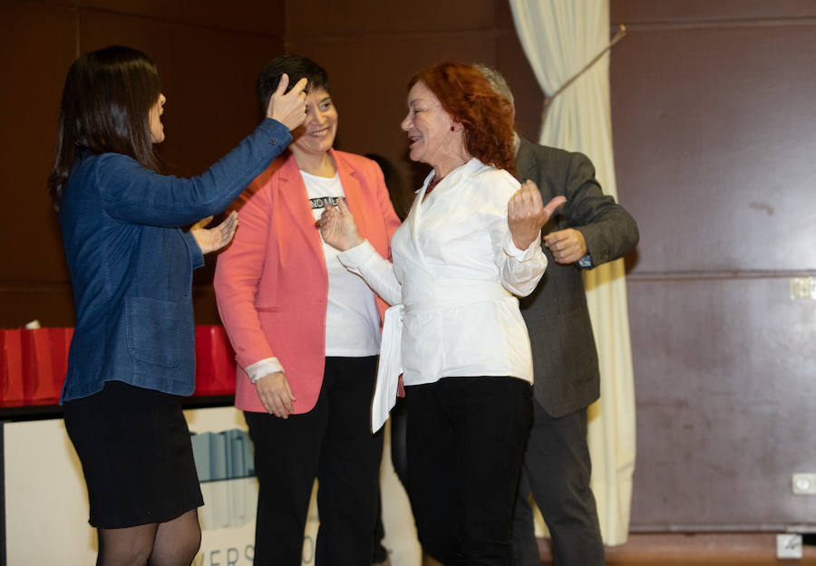 María Antonia García Fernández, auxiliar del servicio de Psiquiatría, es saludada al llegar al escenario por Ana Suárez Guerra. 