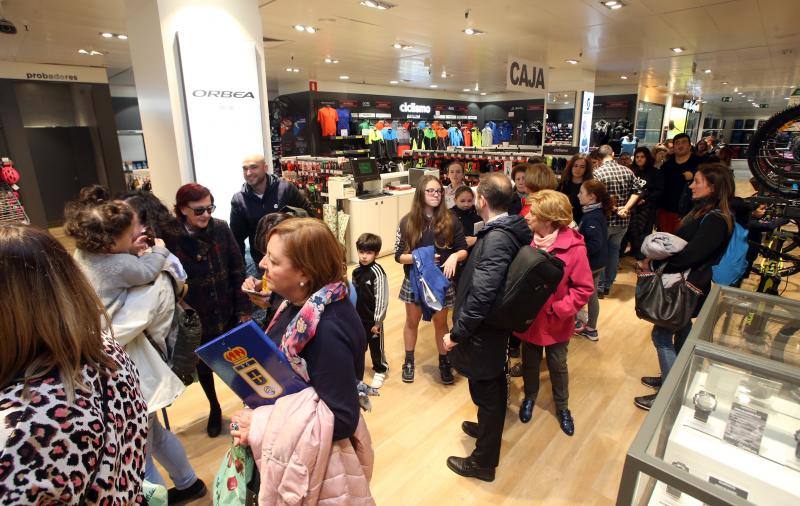 Los jugadores de la primera plantilla del Real Oviedo, Saúl Berjón y Toché, firmaron autógrafos y se hicieron fotos con los aficionados del conjunto azul que se acercaron para ver a sus ídolos hasta el centro comercial