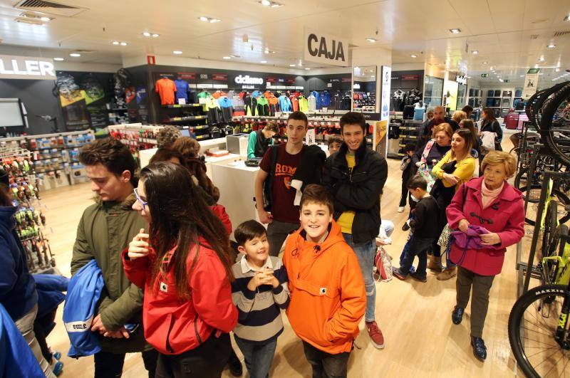 Los jugadores de la primera plantilla del Real Oviedo, Saúl Berjón y Toché, firmaron autógrafos y se hicieron fotos con los aficionados del conjunto azul que se acercaron para ver a sus ídolos hasta el centro comercial