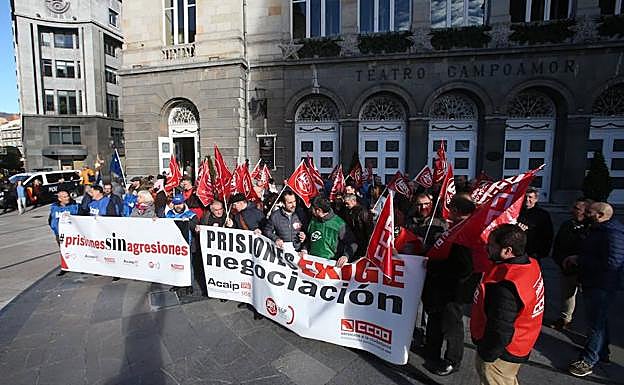 Concentración de los sindicatos de prisiones ante el Teatro Campoamor de Oviedo.