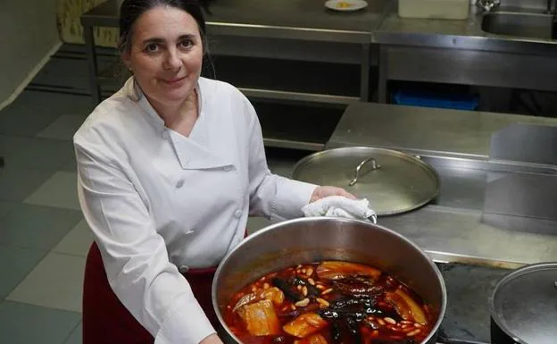 vonne Corral enseña la fabada de Casa Telva. 