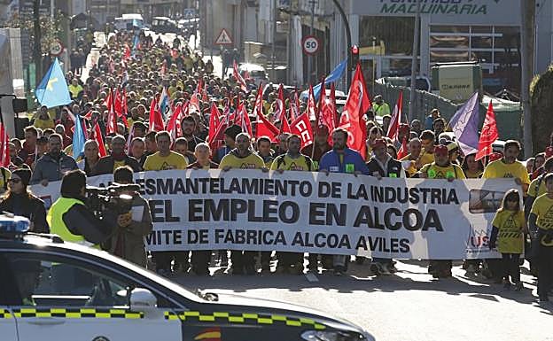 Cientos de personas apoyaron la marcha desde la vertiente asturiana que llegó a Vegadeo formando una larga marea de camisetas amarillas. 