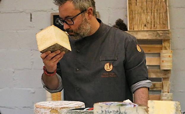 Aitor Vega corta queso con la máquina. 