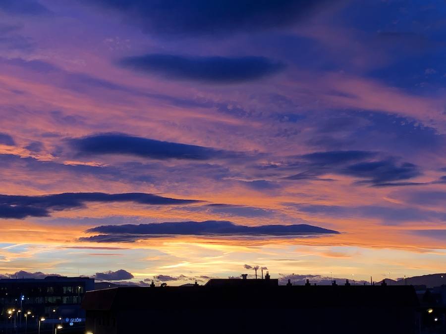 Si hace unos días fue un impresionante amanecer, hoy han sido los reflejos anaranjado y rojizos del último atardecer de este otoño lo ha dejado imágenes para el recuerdo.