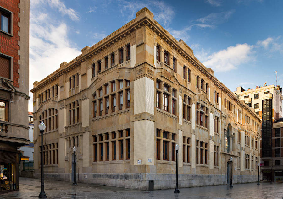 Rehabiltiación de la Escuela de Comercio. La ejecutó la empresa Bauen bajo la supervisión de los arquitectos municipales Javier Uría, María López Castro y Mónica Costales, junto al estudio Ruiz Nicieza Arquitectos.