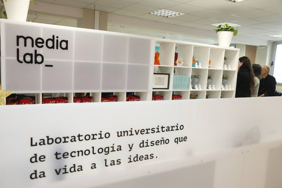 El rector de la Universidad, Santiago García Granda, inauguró el laboratorio de tecnología y diseño en el edificio polivalente de la Escuela Politécnica de Ingeniería.