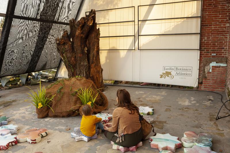 La Navidad ha llegado al Jardín Botánico, que ha abierto sus puertas para que familias al completo disfruten de su ya tradicional belén monumental y de las diversas actividades organizadas para todas las edades. 