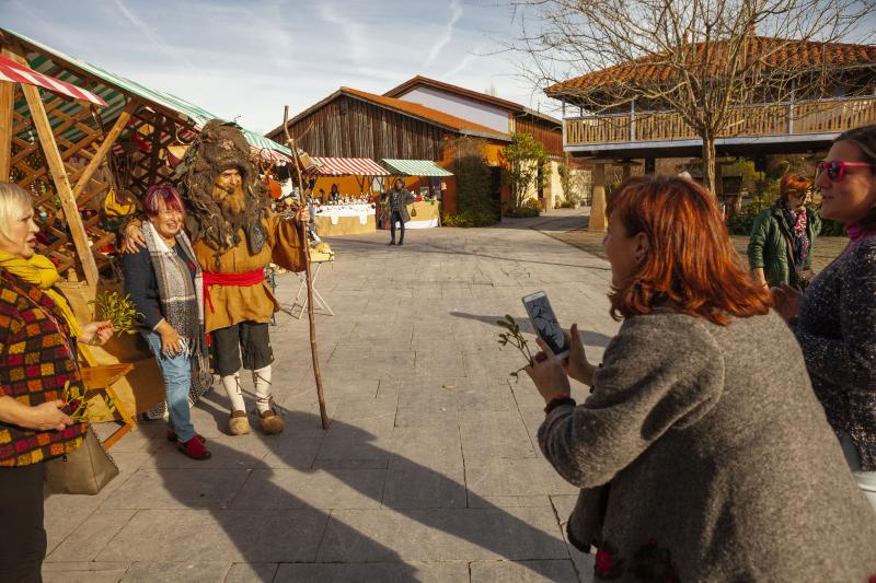 La Navidad ha llegado al Jardín Botánico, que ha abierto sus puertas para que familias al completo disfruten de su ya tradicional belén monumental y de las diversas actividades organizadas para todas las edades. 