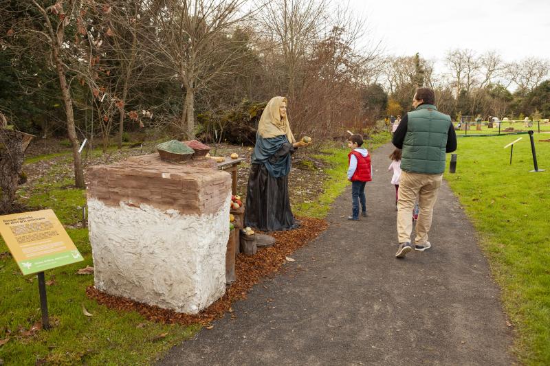 La Navidad ha llegado al Jardín Botánico, que ha abierto sus puertas para que familias al completo disfruten de su ya tradicional belén monumental y de las diversas actividades organizadas para todas las edades. 