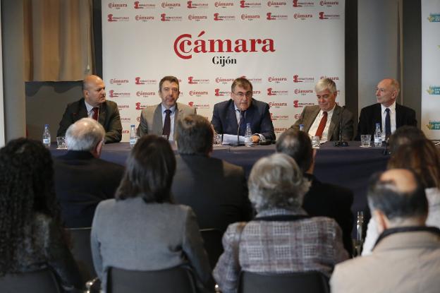 Pedro Barbillo, Guillermo Quindós, Francisco Vizoso, José Schneider y Román Pérez presentan los avances en la lucha contra el hongo de la candidiasis. 
