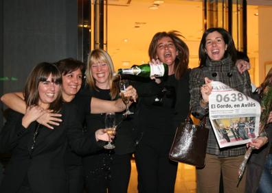 Imagen secundaria 1 - 1. Vecinos de Molleo. 2. Zara de Avilés. 3. Portada de EL COMERCIO del 23 de diciembre de hace treinta años.