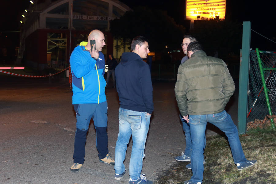 Fotos: Recibimiento de los cuatro mineros que abandonaron el encierro en el Pozo Santiago por presiones de Hunosa
