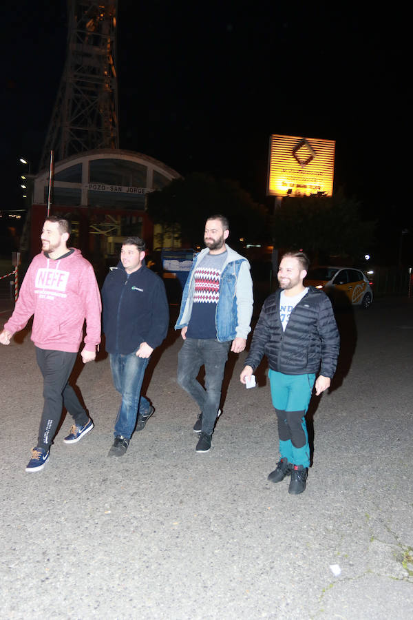 Fotos: Recibimiento de los cuatro mineros que abandonaron el encierro en el Pozo Santiago por presiones de Hunosa