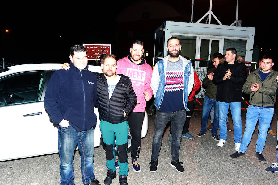Fotos: Recibimiento de los cuatro mineros que abandonaron el encierro en el Pozo Santiago por presiones de Hunosa