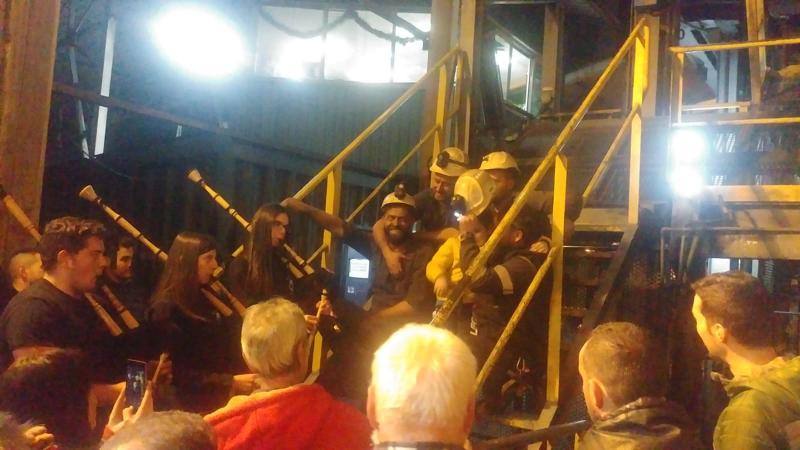 Fotos: Recibimiento de los cuatro mineros que abandonaron el encierro en el Pozo Santiago por presiones de Hunosa