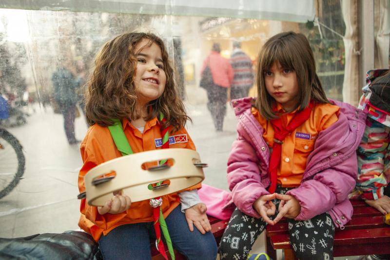 El Albergue Covadonga celebró este sábado su tradicional maratón de villancicos, en el que desde las diez de la mañana hasta las diez de la noche varios coros y grupos de colegios, parroquias y entidades de Gijón entonaron todo el repertorio de temas navideños para recaudar fondos para la entidad, inundando la calle Corrida de espíritu festivo. 