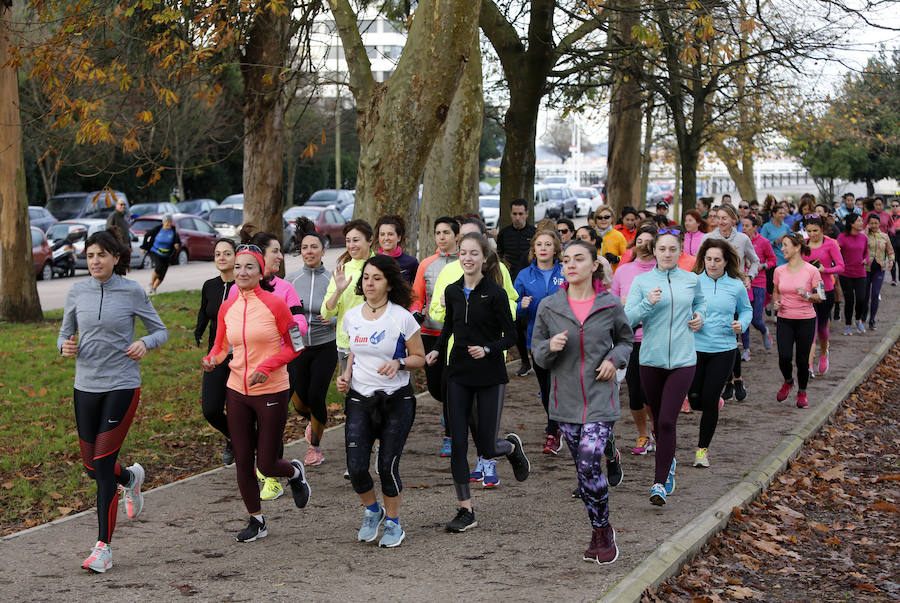 Un grupo de mujeres corre con Cristina Mitre en el Kilometrín dentro de la plataforma para que las mujeres salgan a correr en grupo y seguras 