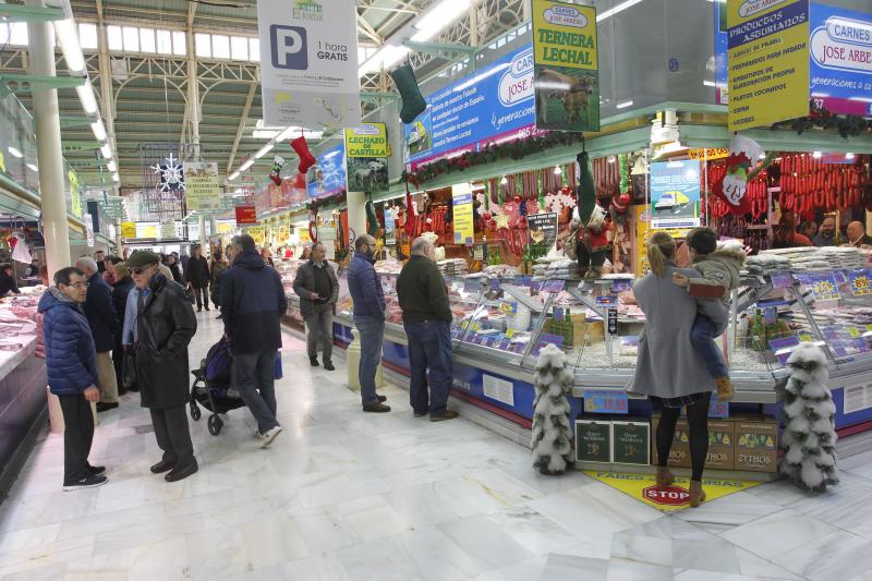 La apertura de los comercios y grandes superficies el domingo previo a Nochebuena ha sido un aliciente para muchos, que han aprovechado para hacer las últimas compras.