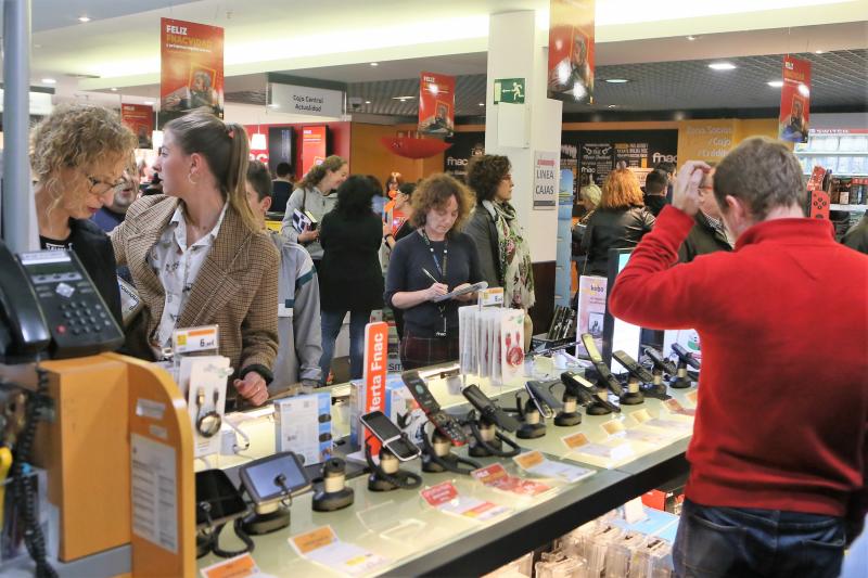 La apertura de los comercios y grandes superficies el domingo previo a Nochebuena ha sido un aliciente para muchos, que han aprovechado para hacer las últimas compras.