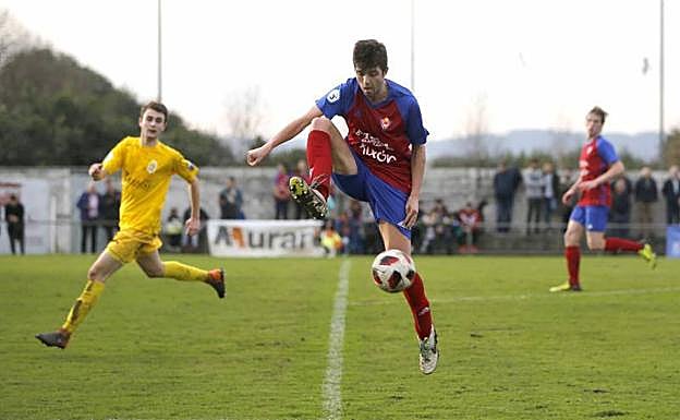 Momento del encuentro entre el Ceares y el Condal.