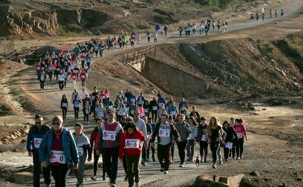 Miles de personas caminan desde Nerva a El Campillo, en memoria de Laura Luelmo. 