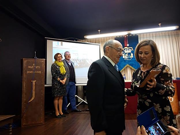 Milagros Madiedo entrega el galardón a José Ovidio García. 