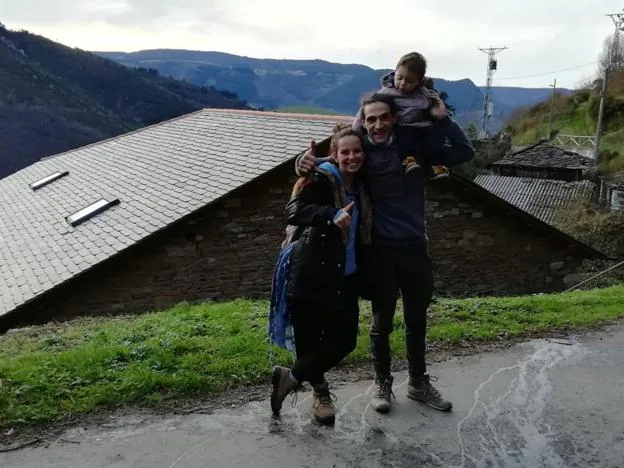 Virginia y Kiko posan con su hijo, Nicolás, en su primera foto en Fuentas Cabadas, Boal. 