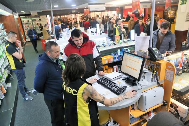 Clientes ayer por la tarde en una de las tiendas del centro comercial Intu Asturias. 