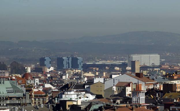 Boina de contaminación sobre Oviedo en una imagen de archivo.