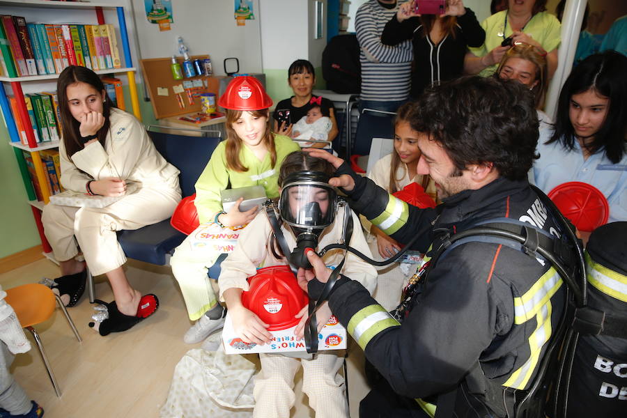 Los bomberos de Gijón escoltaron esta mañana a Papá Noel en una visita a los niños que están hospitalizados en el Hospital de Cabueñes.