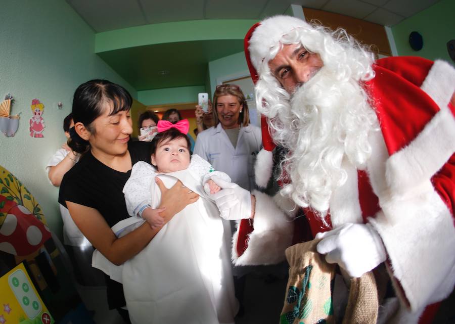 Los bomberos de Gijón escoltaron esta mañana a Papá Noel en una visita a los niños que están hospitalizados en el Hospital de Cabueñes.