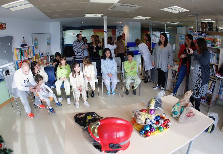 Los bomberos de Gijón escoltaron esta mañana a Papá Noel en una visita a los niños que están hospitalizados en el Hospital de Cabueñes.