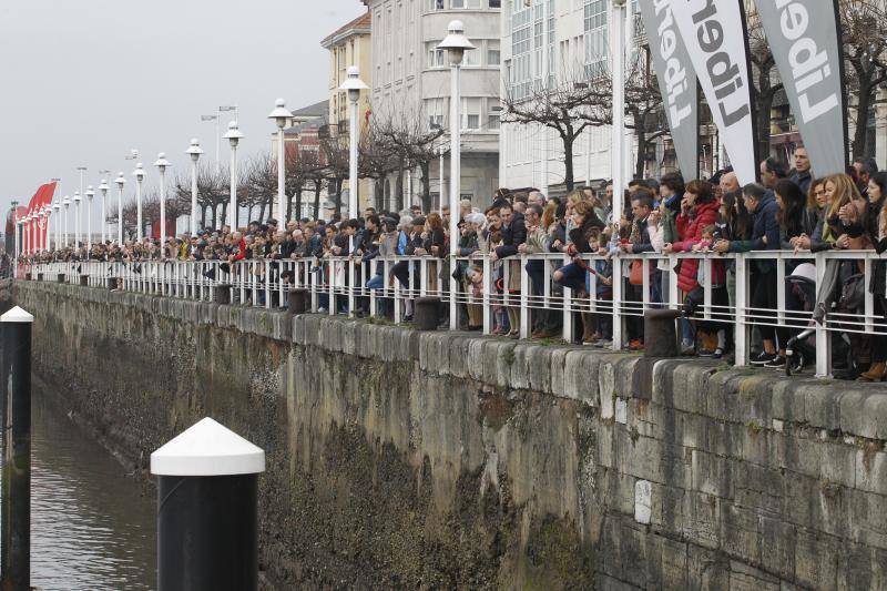 Lorena Álvarez (Grupo Covadonga) y Enrique Gutiérrez (Manuel Llaneza) se hicieron con la victoria en la tradicional Travesía de Navidad, disputada en la dársena este martes en Gijón