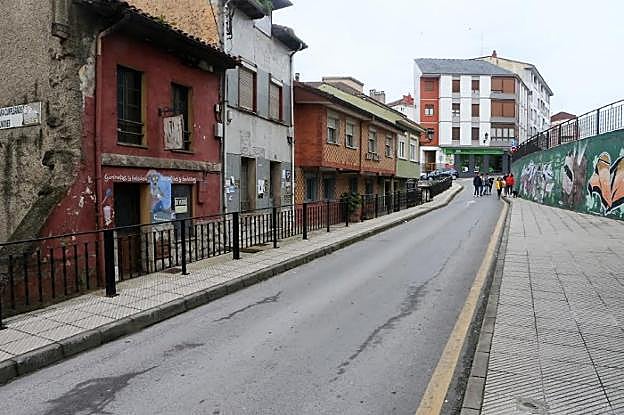 Vista de varios edificios del casco antiguo de Nava. 