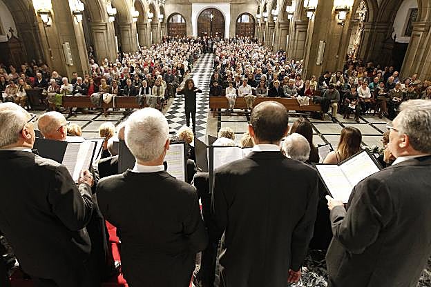 La iglesia de San José, abarrotada para seguir el concierto, dirigido por Santi Novoa. 