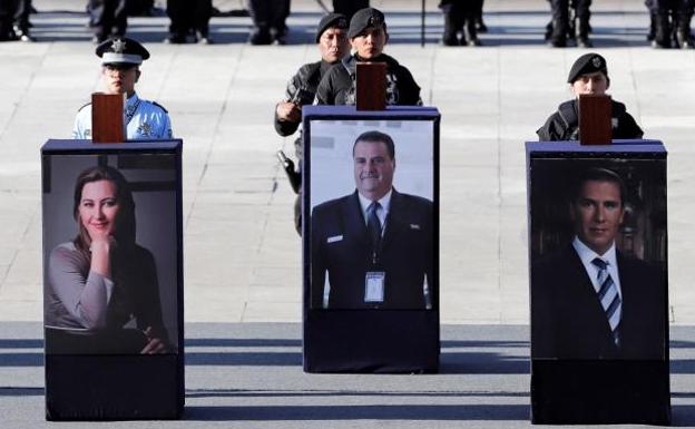 Homenajea a los fallecidos en el accidente.