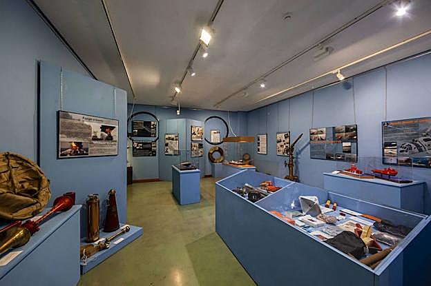 Vista de la sala del Museo Marítimo donde se exponen algunos de los elementos empleados en el salvamento y señalización. 