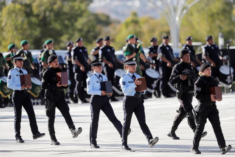 La gobernadora de Puebla, Martha Erika Alonso, con orígenes en Cangas de Onís, su marido, Rafael Moreno Valle, y otras tres personas fallecieron el lunes en un accidente de helicóptero. Centenares de personas han participado en un homenaje al matrimonio.